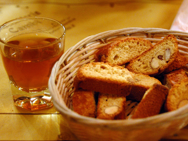 Cantuccini con Vin Santo, un postre tradicional deliciosa en la Toscana