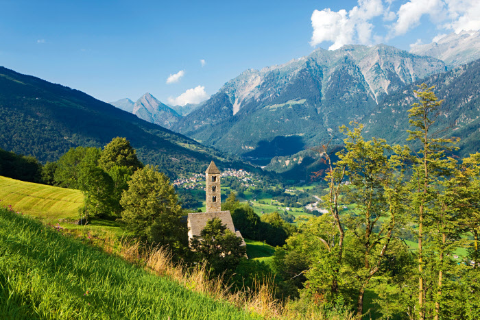 San Carlo di Negrentino visto desde el valle di Blenio, Canton Tesino, foto de Roland Gerth, vía swiss-image.ch