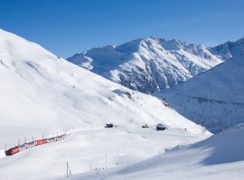 Recorrido del tren Glacier Express en medio de las montañas con nieve