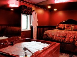 Dormitorio del Featherbed Railroad B&B Resort, California. Los 19 hoteles más extraños del mundo