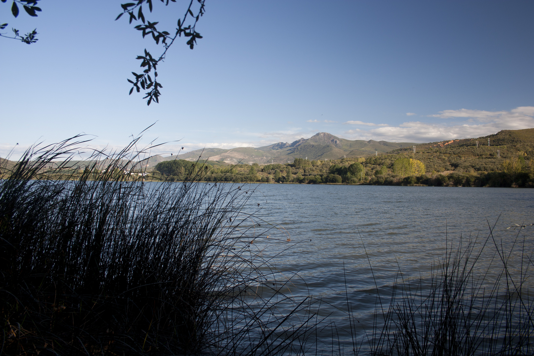 Lago del Carucedo, León, España. Fin de semana en la naturaleza:Descubre estos 10 lagos en España
