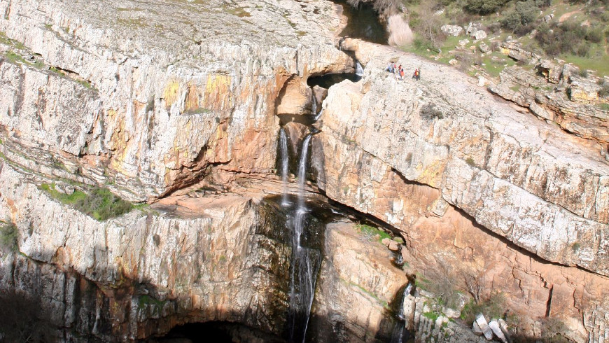 Cascada de La Cimbarra en Jaén, España. Tesoros de la naturaleza: Las cascadas más hermosas de España
