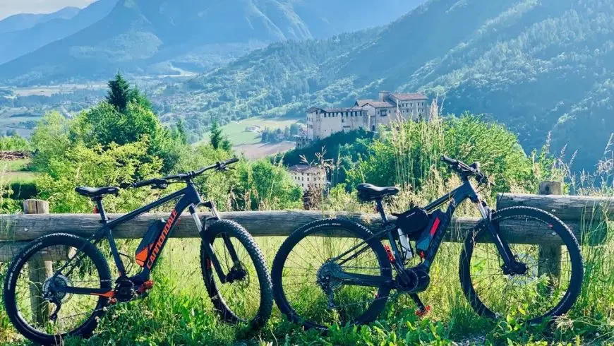 Ebike apoyadas sobre una viga en el parque natural Adamello Brenta en Trentino, Italia