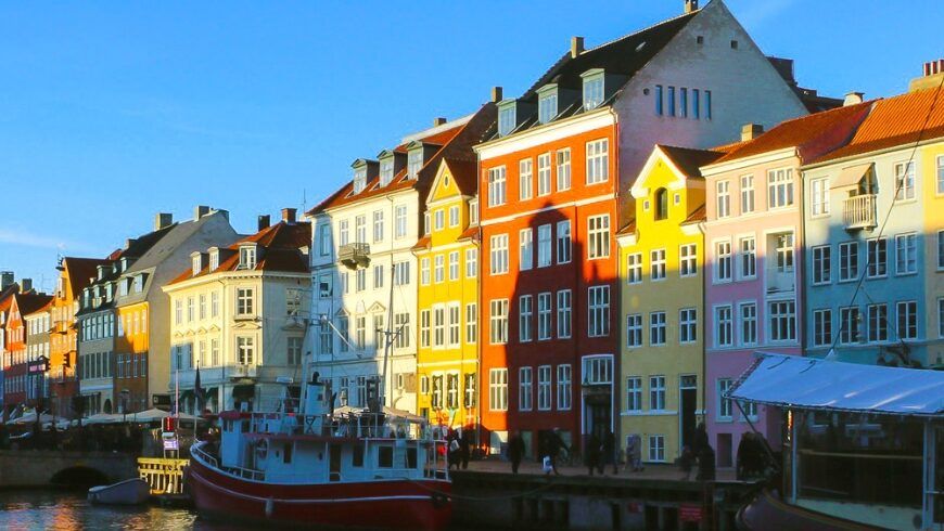Centro di Copenaghen caratterizzato da edifici molto colorati, esaltati dalla luce solare
