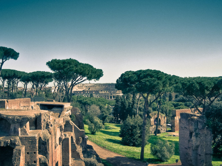 Palatino y el Coliseo de Roma, rodeado de vegetación.