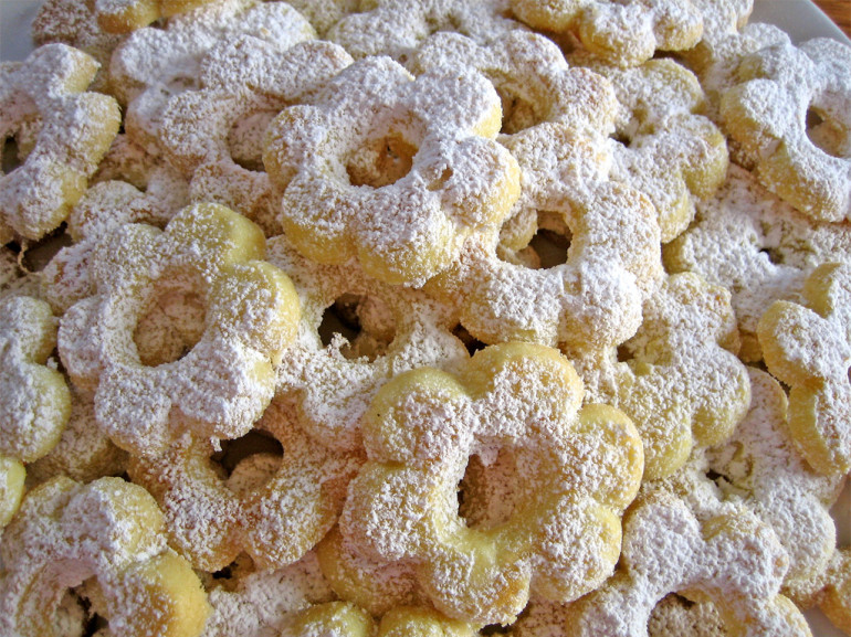 Las galletas en forma de flores cubiertos con azúcar en polvo