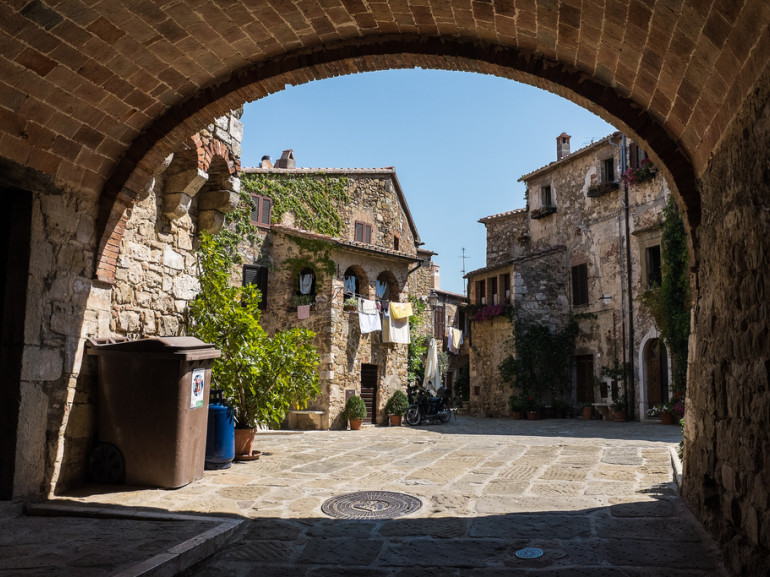 Carril de Montemerano, precioso pueblo medieval en la Maremma Toscana