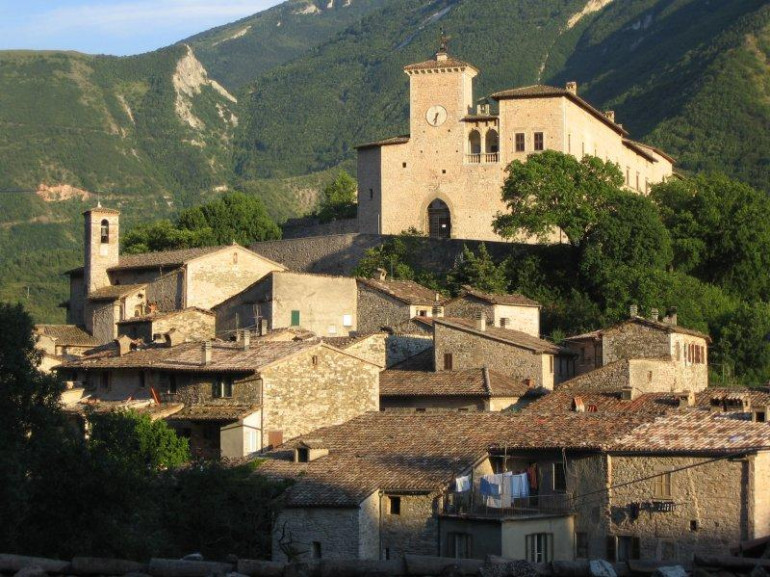 El pueblo de Piobbico, dominada por el castillo de Brancaleone